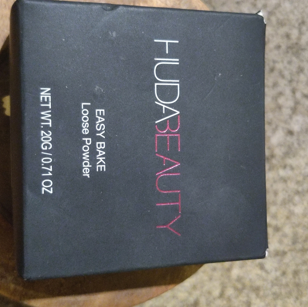 Huda Beauty easy bake loose powder
